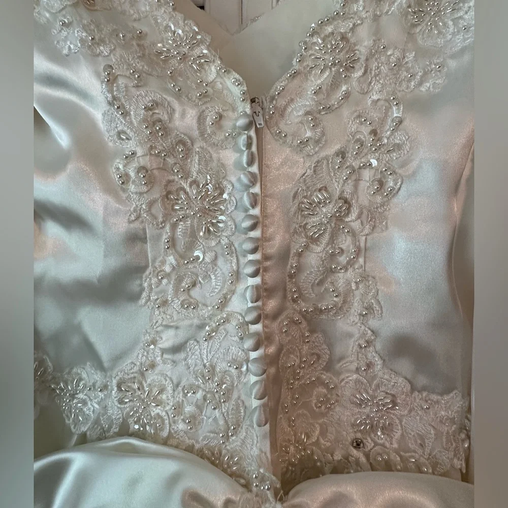 Stunning classic wedding dress - Picture 11 of 16